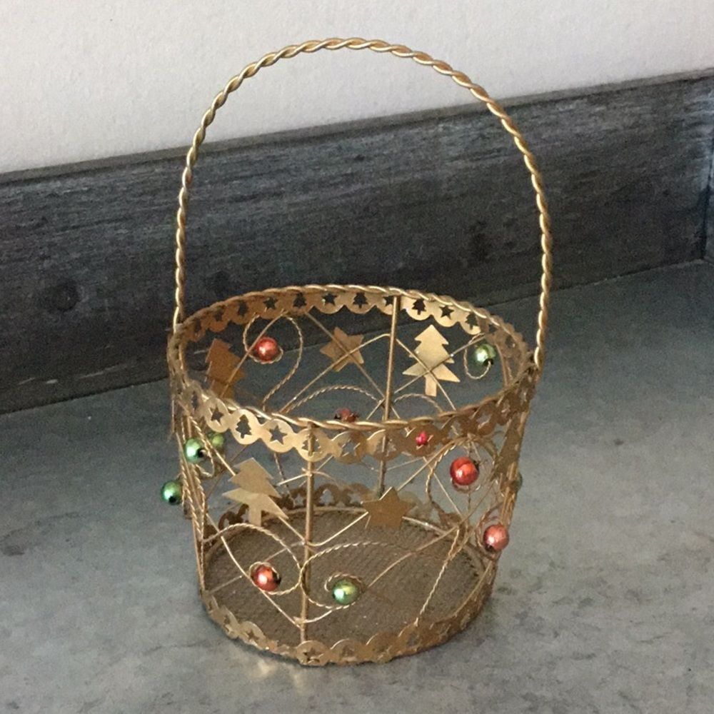 Round Christmas gift basket with handle table decor decoration 6 1/2" tall